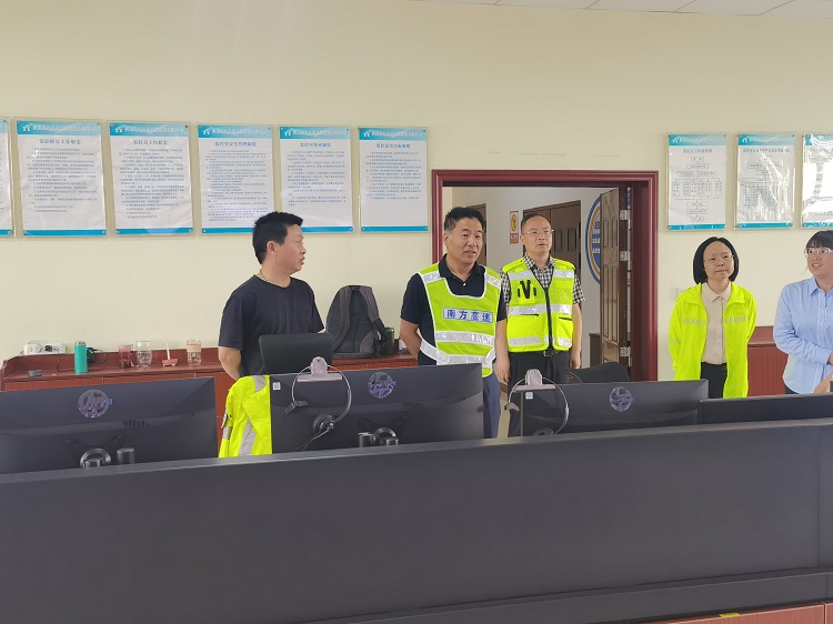 5.1南方公司党委书记、董事长、总经理兰波一行赴隆纳高速督导调研“五一”期间安全保畅工作 (2).jpg