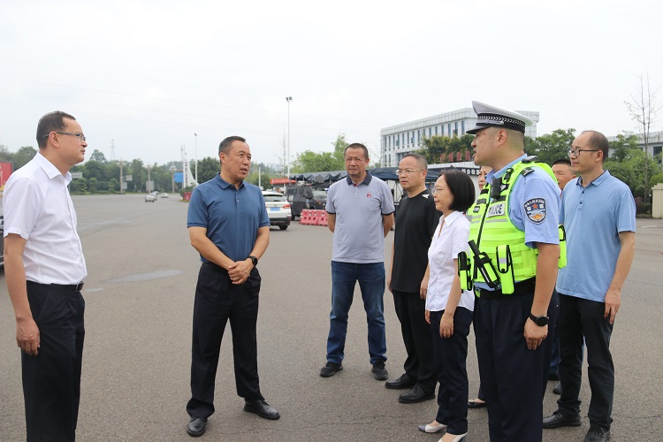 7.21泸州市副市长、市公安局局长王琪一行莅临隆纳高速督导大运安保工作.jpg