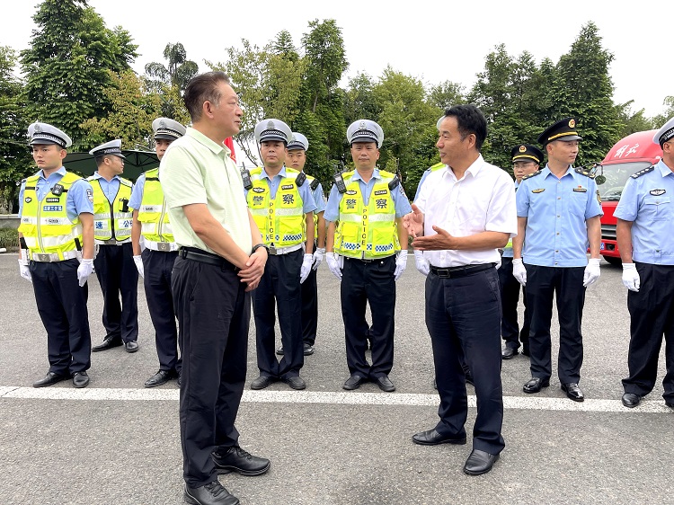 9.28泸州市市委书记杨林兴赴南方公司况场收费站开展中秋国庆节前安全检查1.JPG