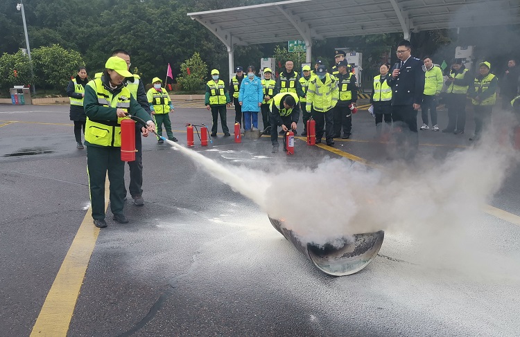 2.6隆纳高速开展“一路三方”服务区消防应急演练.jpg
