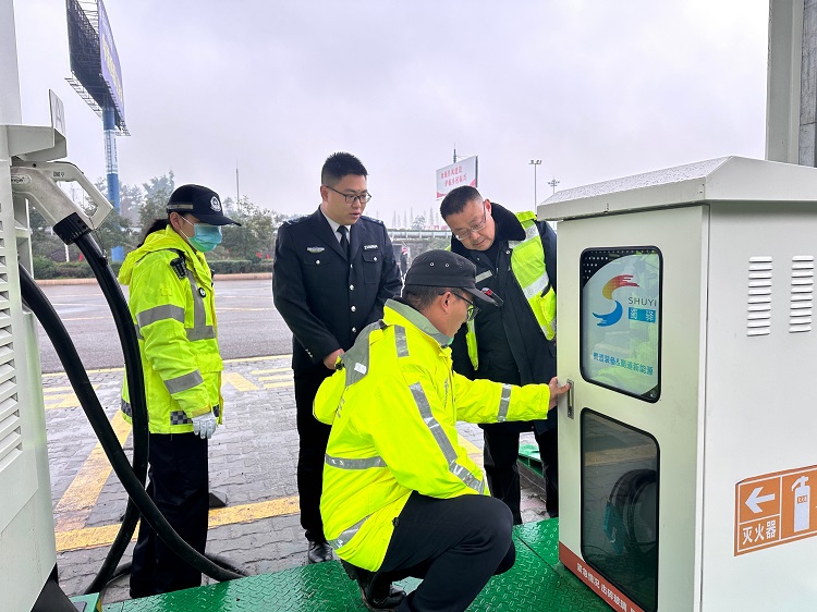 2.6隆纳高速开展“一路三方”服务区消防应急演练 (4).jpg
