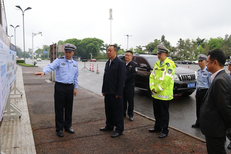 4.24泸州市副市长、市公安局局长王琪一行莅临隆纳高速督导“五一”节安全保畅工作3.JPG