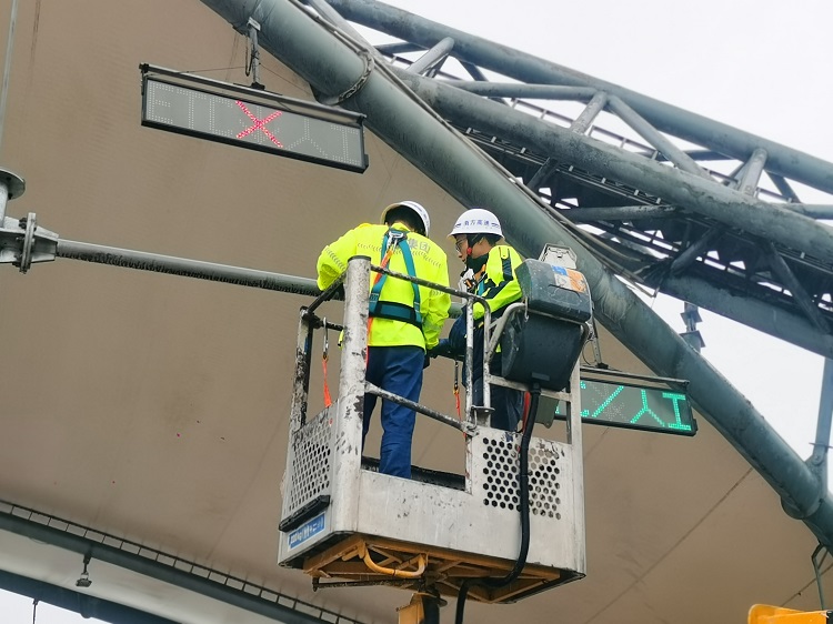 5.10泸州管理处机电维护队圆满完成全线外场设备抱箍维护工作 (1).jpg