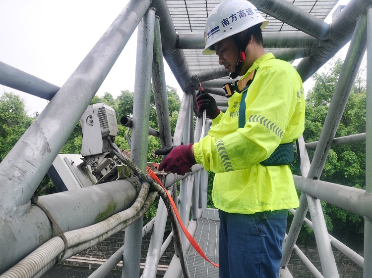 5.10泸州管理处机电维护队圆满完成全线外场设备抱箍维护工作 (2).jpg