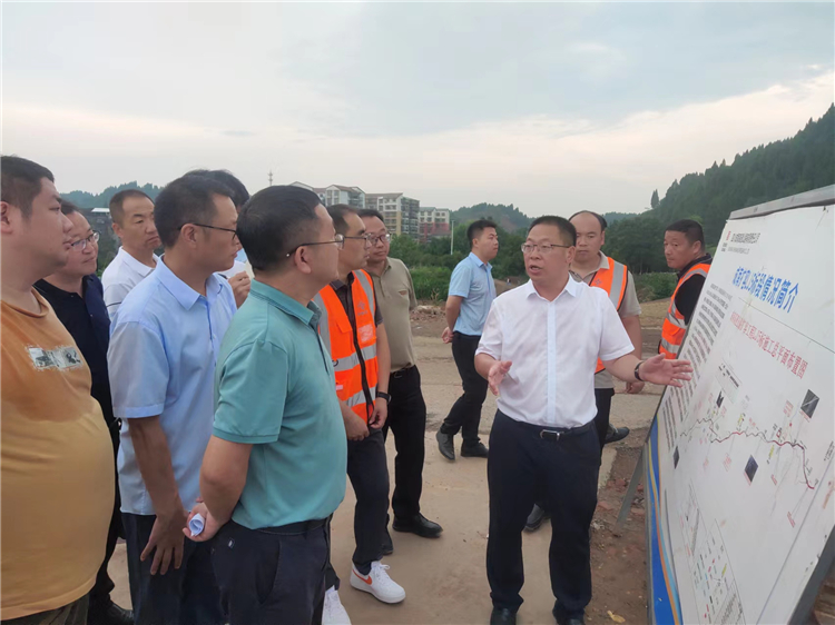 no383-7.26蓬溪县县委书记黄亚军带队到成南高速扩容项目考察调研.jpg