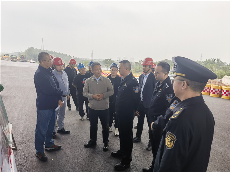 张爽+10.16+四川省公安厅高速公路公安局一分局局长侍玉强一行督导成南高速扩容项目成都段开元棋牌情况1.jpg